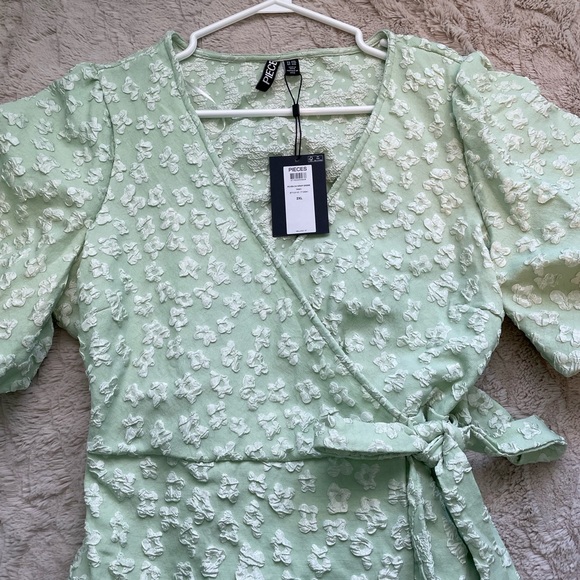 BNWT Embroidered Wrap Puff Sleeve Dress - Picture 4 of 8